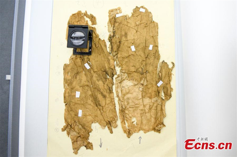 Η φωτογραφ?α που κυκλοφ?ρησε στι? 2 Νοεμβρ?ου 2022 απ? το Μουσε?ο Χουν?ν δε?χνει ?να κομμ?τι μεταξιο? που ανακαλ?φθηκε απ? τον Νο. 3 των τ?φων Μαγουανντου?ι τη? δυναστε?α? Χαν (206 π.Χ.-220 μ.Χ.) στην Τσανγκσ?, στην επαρχ?α Χουν?ν τη? κεντρικ?? Κ?να?. (Φωτογραφ?α: China News Service)