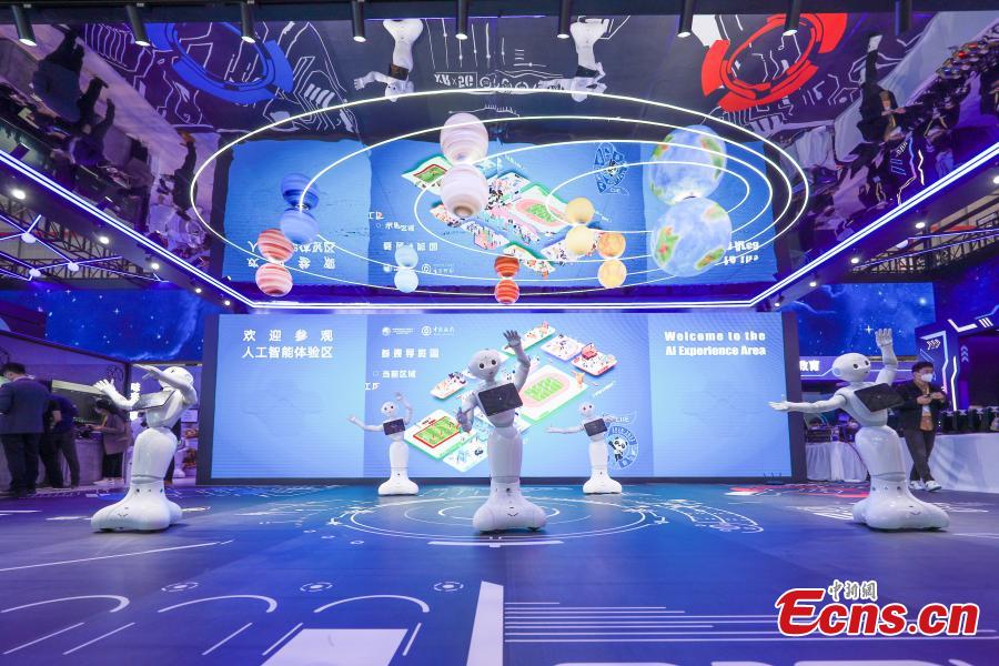 Ρομπ?τ χορε?ουν στην 5η Διεθν? ?κθεση Εισαγωγ?ν τη? Κ?να? (CIIE) στη Σαγκ?η, 7 Νοεμβρ?ου 2022. (Φωτογραφ?α: China News Service)