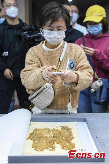 Ευχ?? ανακαλ?φθηκαν σε μεταξωτ? ?φασμα τη? δυναστε?α? Χαν στο Χουν?ν