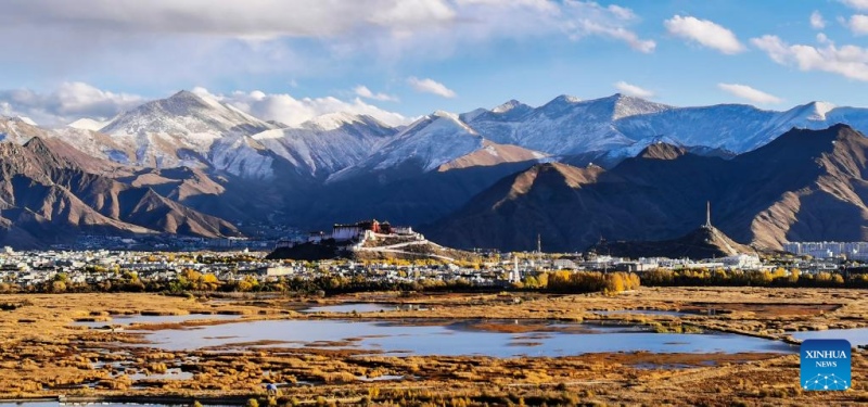 Το παν?μορφο παν?ραμα του υγροτ?που Λχαλο? στην Λ?σα