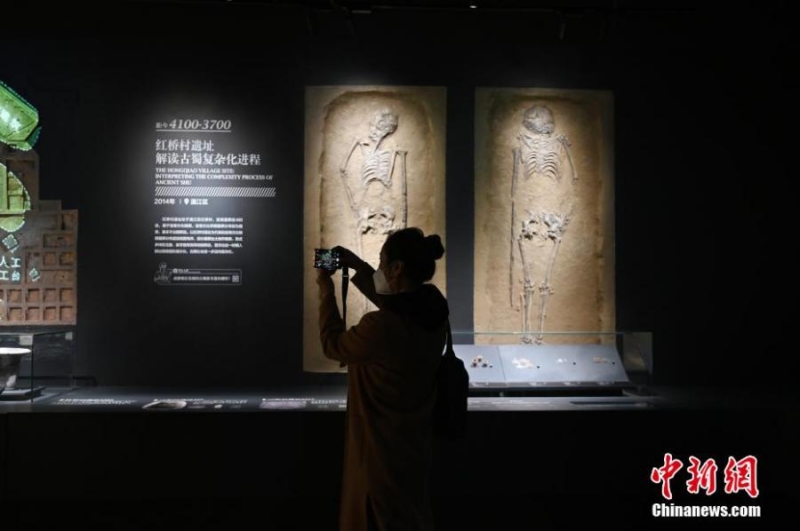 ?να? επισκ?πτη? βγ?ζει φωτογραφ?ε? πολιτιστικ?ν κειμηλ?ων στο Αρχαιολογικ? Κ?ντρο του Τσενγκντο?, στην επαρχ?α Σιτσου?ν τη? νοτιοδυτικ?? Κ?να?, 12 Δεκεμβρ?ου 2022. (Φωτογραφ?α: China News Service/An Yuan)