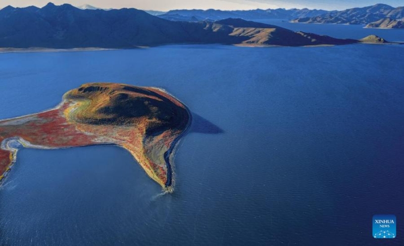 Αυτ? η σειρ? φωτογραφι?ν που τραβ?χτηκε στι? 11 Δεκεμβρ?ου 2022 δε?χνει το παν?μορφο τοπ?ο τη? λ?μνη? Γιαμντρ?κ στην κομητε?α Ναγκαρσ? τη? π?λη? Σανν?ν, στην αυτ?νομη περιοχ? του Θιβ?τ τη? νοτιοδυτικ?? Κ?να?. (Xinhua/Jiang Fan)