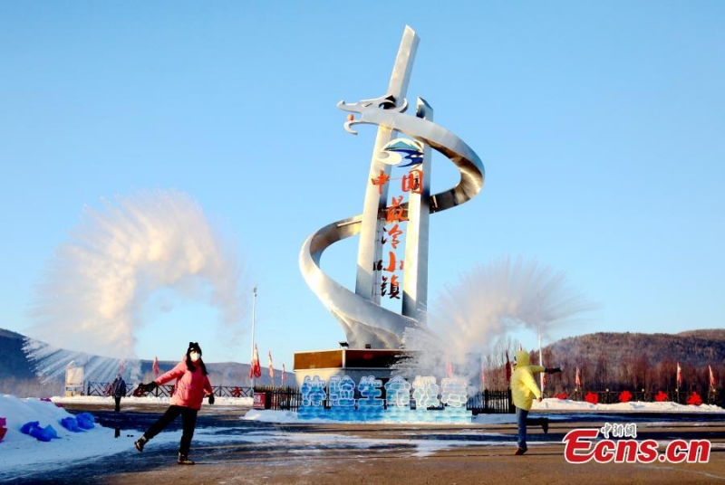 Πα?ζοντα? με το νερ? στην παγωμ?νη ΒΑ Κ?να