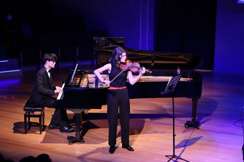 Κιν?ζοι και ?λληνε? ν?οι μουσικο? ?παιξαν μαζ?. (Φωτογραφ?α China Greece Times απ? τον Wang Hongpu)