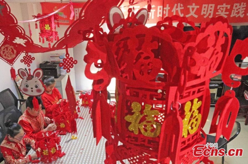 Παιδ?κια φτι?χνουν κ?κκινα φαν?ρια για το Φεστιβ?λ τη? ?νοιξη?