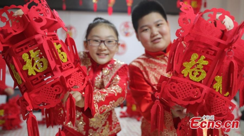 Παιδ?κια φτι?χνουν κ?κκινα φαν?ρια για το Φεστιβ?λ τη? ?νοιξη?