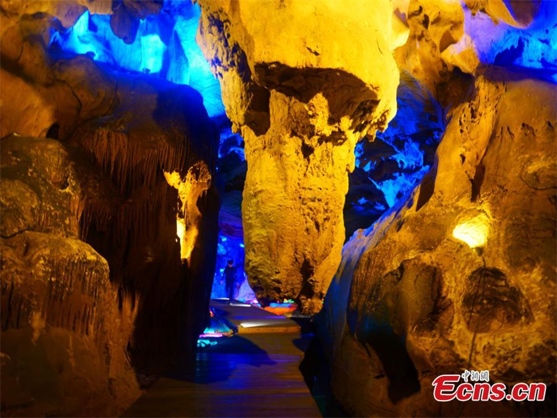 Μια ματι? σε ?να κρυφ? σπ?λαιο στο Χα?ν?ν