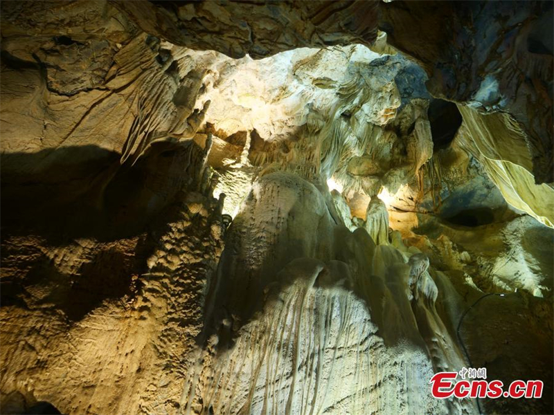 Μια ματι? σε ?να κρυφ? σπ?λαιο στο Χα?ν?ν