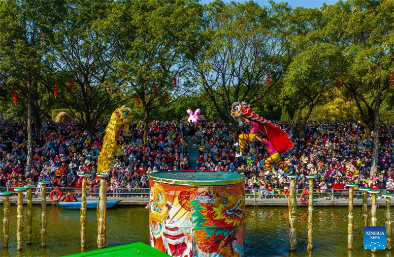 Ο χορ?? των λιονταρι?ν Γκουανγκντ?νγκ στο Φοσ?ν