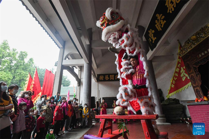 Ο χορ?? των λιονταρι?ν Γκουανγκντ?νγκ στο Φοσ?ν