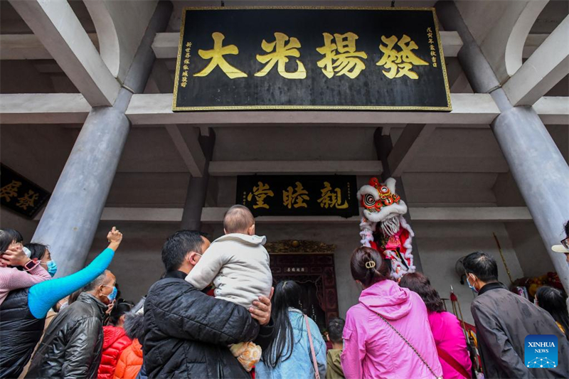 Ο χορ?? των λιονταρι?ν Γκουανγκντ?νγκ στο Φοσ?ν