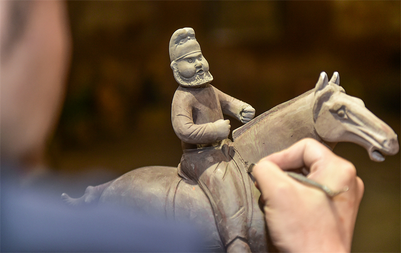 Ο Zhang Yipeng διαμορφ?νει ?να τρ?χρωμο γλ?σο κεραμικ?? στο εργαστ?ρι? του, στο χωρι? Νανσισ?ν, τη? π?λη? Λο?ογιανγκ, επαρχ?α Χεν?ν, 19 Φεβρουαρ?ου του 2023. [Photo/VCG]