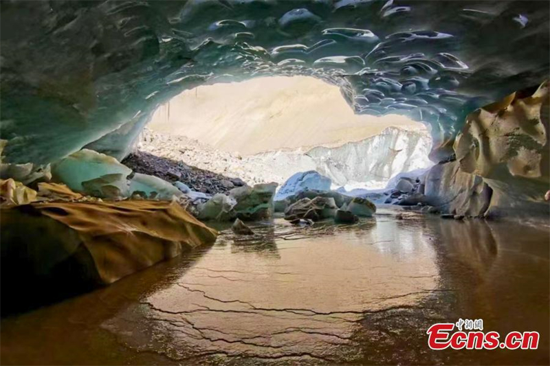 Μια μεγ?λη σπηλι? π?γου ανακαλ?φθηκε κοντ? στι? "τρ?χρωμε? λ?μνε?" στο χωρι? Πουγιο? τη? κομητε?α? Μπανμπ?ρ του Τσαμντ?, στην αυτ?νομη περιοχ? του Θιβ?τ τη? νοτιοδυτικ?? Κ?να?, 7 Μαρτ?ου 2023. (Φωτογραφ?α/China News Service)