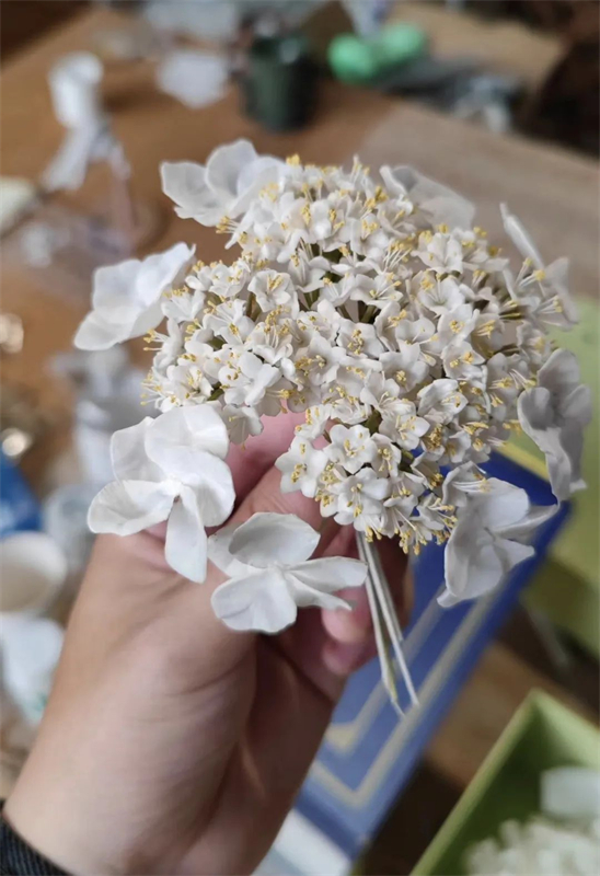 Μια κοπ?λα αφιερωμ?νη στην τ?χνη τη? κατασκευ?? λουλουδι?ν τονγκτσ?ο