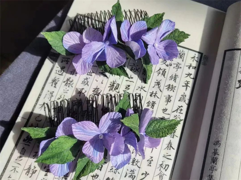 Μια κοπ?λα αφιερωμ?νη στην τ?χνη τη? κατασκευ?? λουλουδι?ν τονγκτσ?ο