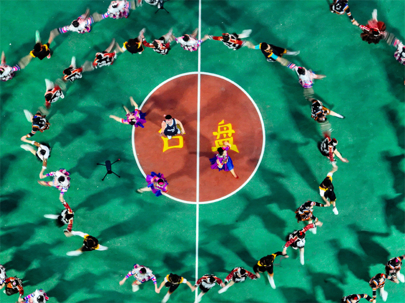 Το τουρνου? αναδεικν?ει το π?θο? και τι? δεξι?τητε? των παικτ?ν μπ?σκετ απ? αγροτικ?? περιοχ??, καθ?? ανταγων?ζονται και επιδεικν?ουν την ομαδικ?τητ? του? στο γ?πεδο. (Φωτογραφ?α / Xinhua)