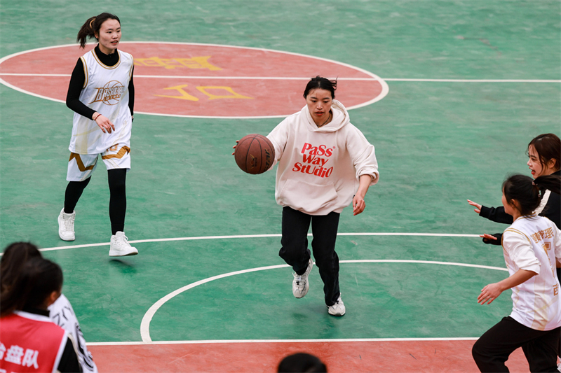 ?φηβοι πα?ζουν μπ?σκετ στο χωρι? Τ??παν, στην επαρχ?α Τ??τζιανγκ, στην επαρχ?α Γκου??ζοου τη? νοτιοδυτικ?? Κ?να?, 25 Μαρτ?ου 2023. Η "Village Basketball Association" ? "Village BA", ε?ναι ?να τουρνου? μπ?σκετ β?ση? που διεξ?γεται στο χωρι? Τ??παν. Η εκδ?λωση αυτ?, που διοργαν?νεται απ? του? κατο?κου? τη? περιοχ??, ?χει αποκτ?σει δημοτικ?τητα με την π?ροδο των ετ?ν και προσελκ?ει μεγ?λο πλ?θο? θεατ?ν και συμμετεχ?ντων. Το τουρνου? αναδεικν?ει το π?θο? και τι? δεξι?τητε? των παικτ?ν μπ?σκετ απ? αγροτικ?? περιοχ??, καθ?? ανταγων?ζονται και επιδεικν?ουν την ομαδικ? του? εργασ?α στο γ?πεδο. (Φωτογραφ?α / Xinhua)