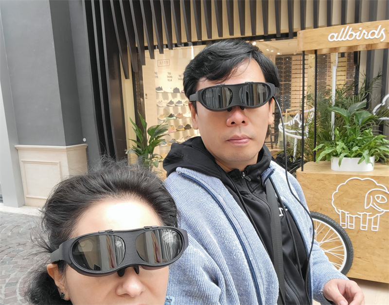 Περπατ?ντα? στην γκαλερ?α τη? πλατε?α? του ?ρωτα, το κοιν? φορ?ντα? ειδικ? γυαλι? ?χει διαδραστικ? εμπειρ?α τη? Μεικτ?? Πραγματικ?τητα? MR με θ?μα την Ελληνικ? Μυθολογ?α μ?σα απ? την Ψηφιακ? Τ?χνη, στην περιοχ? Σολ?να στο ανατολικ? Πεκ?νο, στι? 5 Απριλ?ου 2021 (Φωτογραφ?α: Cri Greek/Ε?α Παπαζ?) (Φωτογραφ?α: Cri Greek/Ε?α Παπαζ?)