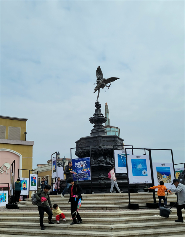 Η πλατε?α του ?ρωτα ?που το κοιν? ξεκιν? την εμπειρ?α τη? Μεικτ?? Πραγματικ?τητα? MR με θ?μα την Ελληνικ? Μυθολογ?α μ?σα απ? την Ψηφιακ? Τ?χνη, στην περιοχ? Σολ?να στο ανατολικ? Πεκ?νο, στι? 5 Απριλ?ου 2021 (Φωτογραφ?α: Cri Greek/Ε?α Παπαζ?) (Φωτογραφ?α: Cri Greek/Ε?α Παπαζ?)