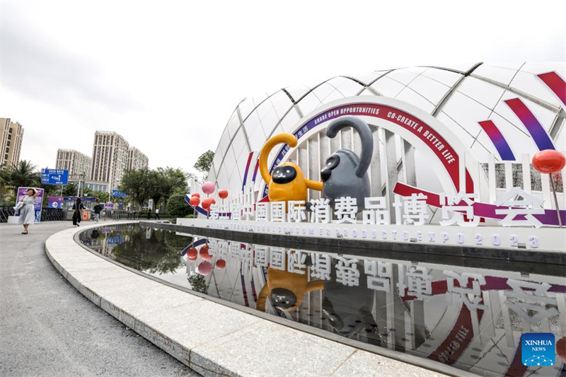 Αυτ? η φωτογραφ?α που τραβ?χτηκε στι? 10 Απριλ?ου 2023 δε?χνει την θ?α ?ξω απ? τον χ?ρο τη? 3η? Διεθνο?? ?κθεση? Καταναλωτικ?ν Προ??ντων τη? Κ?να? (CICPE) στο Χ??κου, πρωτε?ουσα τη? επαρχ?α? Χα?ν?ν τη? ν?τια? Κ?να?. Περισσ?τερε? απ? 3.300 μ?ρκε? υψηλ?? ποι?τητα? απ? το εσωτερικ? και το εξωτερικ? ?χουν συγκεντρωθε? στην 3η CICPE, η οπο?α ξεκ?νησε τη Δευτ?ρα στο Χ??κου. (Xinhua/Zhang Liyun)