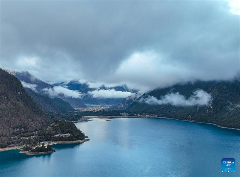 Γοητευτικ? θ?α τη? λ?μνη? Μπασ?μ στο Θιβ?τ τη? ΝΔ Κ?να?