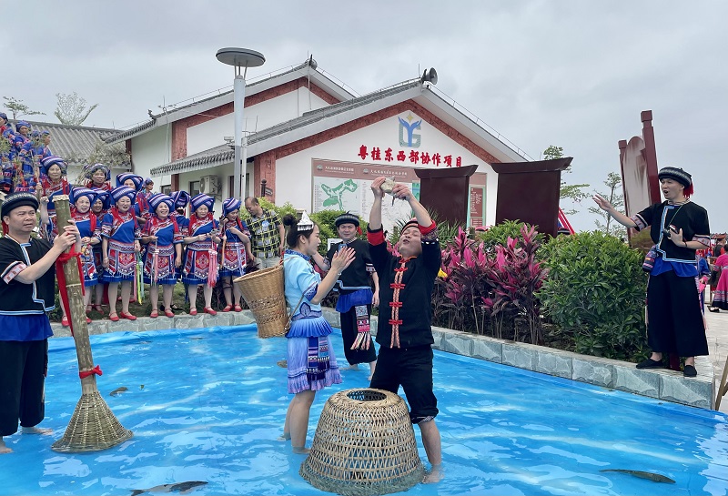 Σκην? απ? την δραστηρι?τητα ?Π?ανω ψ?ρια με παραδοσιακ? μ?θοδο?. (Λα?κ? Καθημεριν? Ον-λ?ιν / Λι Χονγκγ?νγκ)