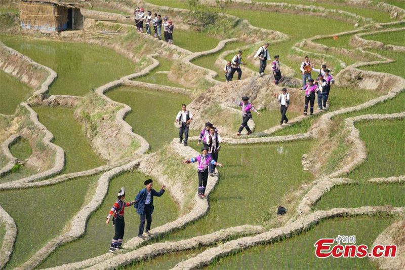 Οι χωρικο? τη? εθν?τητα? Χ?νι τραγουδο?ν και χορε?ουν για να γιορτ?σουν το "Κα?γιανγκμ?ν" στην ?παιθρο τη? κομητε?α? Χονγκχ?, στην επαρχ?α Γιουν?ν τη? νοτιοδυτικ?? Κ?να?, 22 Απριλ?ου 2023. (Φωτογραφ?α: China News Service)