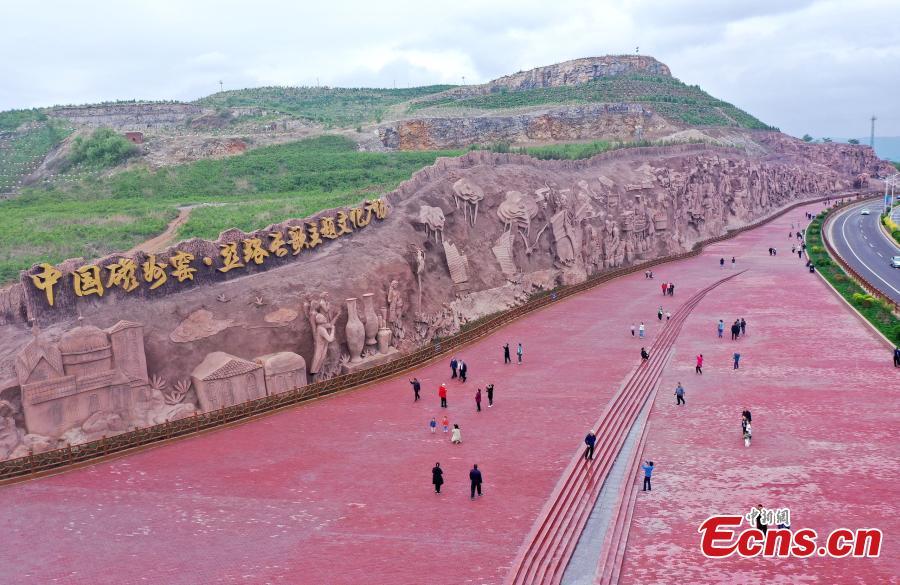 Σκ?λισμα βρ?χου στην πλαγι? βουνο? με θ?μα ?την παρασκευ? πορσελ?νη?? αποκαλ?πτεται στην επαρχ?α Χεμπ??