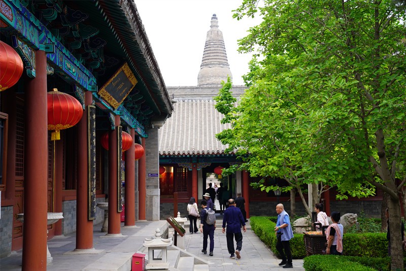 Ναο? Γιουντζο??- ??να Μουσε?ο Π?τρινων Επιγραφ?ν?βαθι? μ?σα στα βουν?