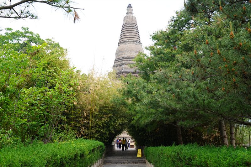 Ναο? Γιουντζο??- ??να Μουσε?ο Π?τρινων Επιγραφ?ν?βαθι? μ?σα στα βουν?