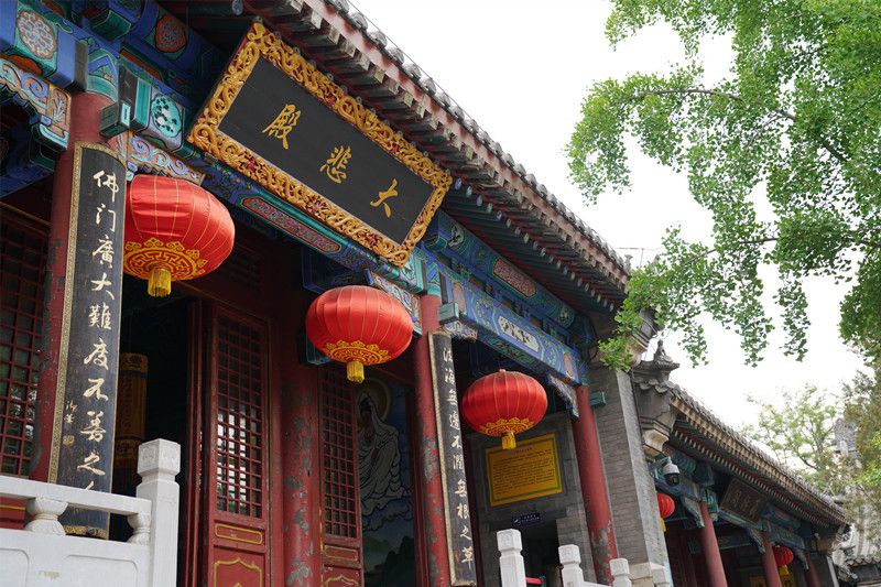 Ναο? Γιουντζο??- ??να Μουσε?ο Π?τρινων Επιγραφ?ν?βαθι? μ?σα στα βουν?