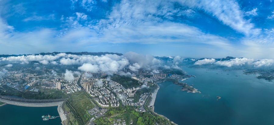 Αυτ? η ενα?ρια πανοραμικ? φωτογραφ?α που τραβ?χτηκε στι? 6 Απριλ?ου 2023 δε?χνει πλο?α να πλ?ουν στα νερ? του φρ?γματο? των τρι?ν φαραγγι?ν στην κομητε?α Ζιγκο?ι κοντ? στην π?λη Γιτσ?νγκ τη? επαρχ?α? Χουμπ?ι στην κεντρικ? Κ?να. [Φωτογραφ?α/Xinhua]