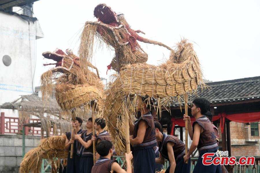 Ο χορ?? του αχυρ?νιου δρ?κου των Μουλ?μ στο Γκουανγκσ?