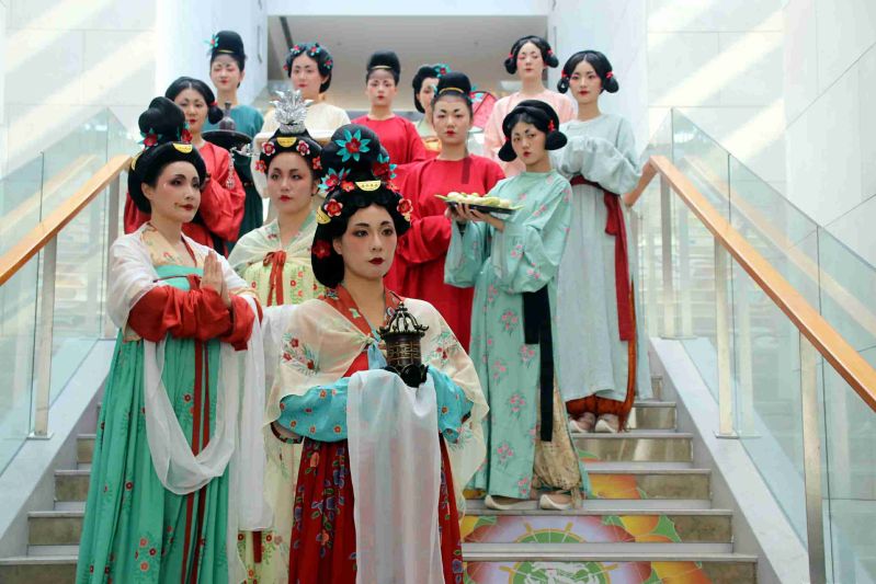 Οι καλλιτ?χνε? συμμετ?χουν σε μια εκδ?λωση με θ?μα τη δυναστε?α Τανγκ στο Μουσε?ο Σουτζ?ου στην π?λη Σουτζ?ου, στην επαρχ?α Τζιανγκσο? στι? 23 Μα?ου 2023. (φωτογραφ?α/CFP)