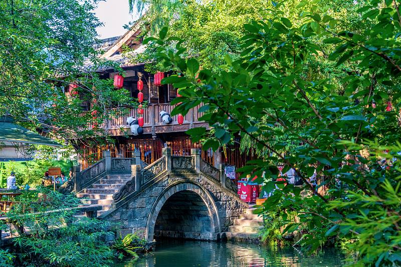 Η οδ?? Τζινλ? στο Τσενγκντο? σφ?ζει απ? ζωντ?νια