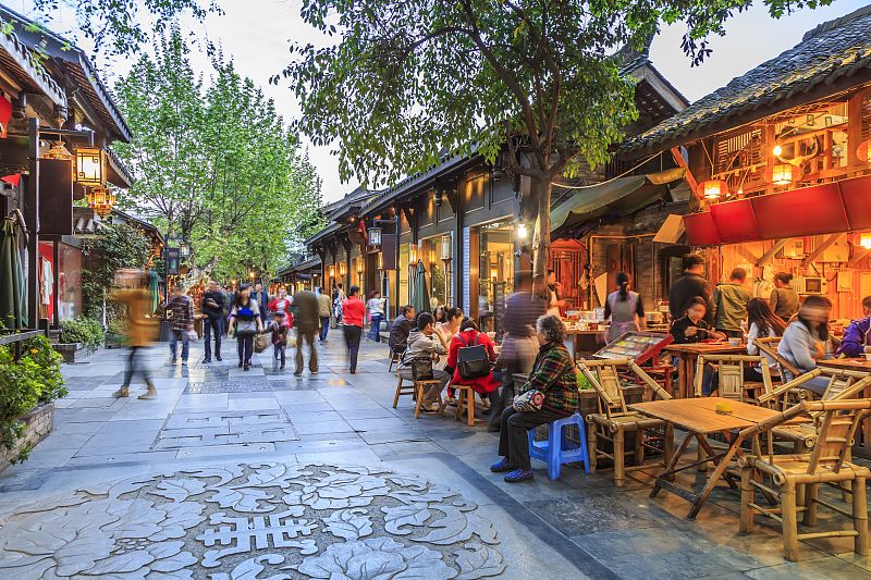 Η οδ?? Τζινλ? στο Τσενγκντο? σφ?ζει απ? ζωντ?νια