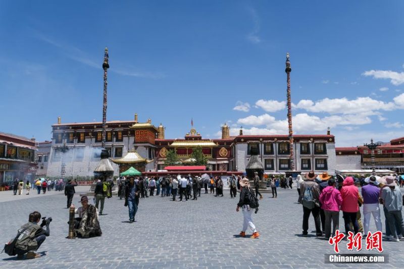 Θερμ? τουριστικ? αγορ? στην Λ?σα：Ρο? τουριστ?ν στο Παλ?τι Ποτ?λα και σε ?λλα αξιοθ?ατα