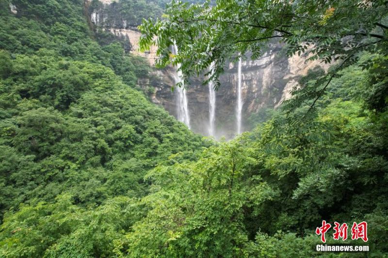 Τριπλο? καταρρ?κτε? π?φτουν απ? βουν? στο Γκουιτζ?ου
