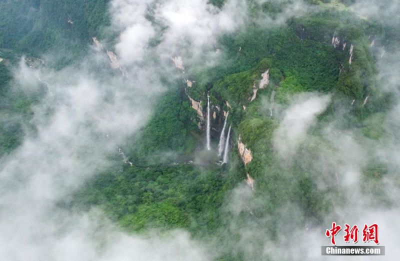 Τριπλο? καταρρ?κτε? π?φτουν απ? βουν? στο Γκουιτζ?ου