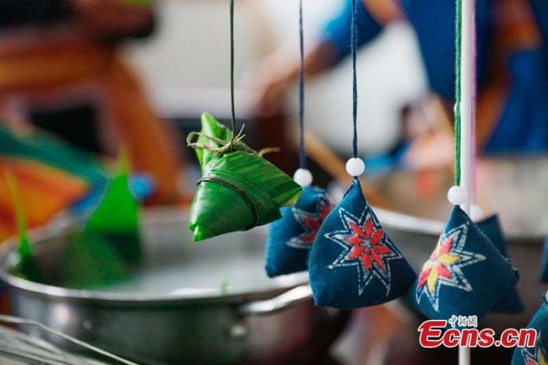 Οι Μι?ο φτι?χνουν αρωματικ? πουγκι? για την Γιορτ? Ντουανγο?