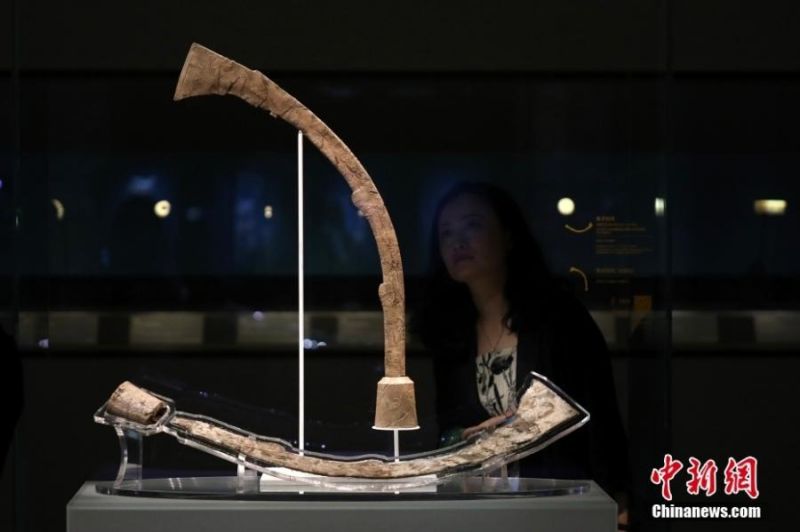 ?να σκ?πτρο απ? ελεφαντ?δοντο εκτ?θεται κατ? τη δι?ρκεια μια? ?κθεση? με τ?τλο "Οι αποδε?ξει? τη? πρ?ιμη? Κ?να?: Οι πολιτισμο? Σοννγτζ? και Λιανγκτζο?" στο Μουσε?ο τη? Σαγκ?η?, 19 Ιουν?ου 2023. (Φωτογραφ?α/Zhang Hengwei)