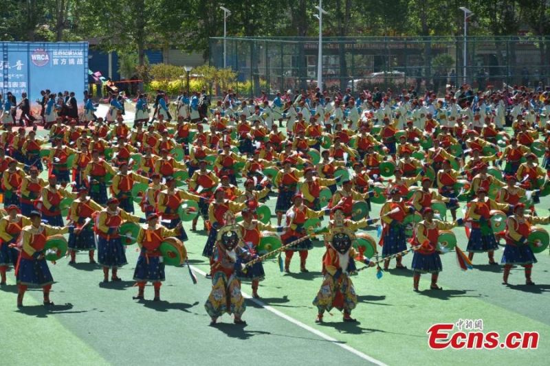 Θιβετιανο? χορε?ουν με παραδοσιακ?? φορεσι?? στο Στ?διο Σαγκ?η στο Σιγκ?τσε, στην Αυτ?νομη Περιοχ? του Θιβ?τ, στην νοτιοδυτικ? Κ?να, κ?νοντα? ?να ν?ο παγκ?σμιο ρεκ?ρ, στι? 25 Ιουν?ου 2023.(Φωτογραφ?α/Wang Chun)