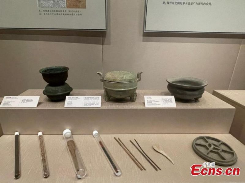 ?κθεση για το Πνε?μα του Δρ?μου του Μεταξιο? με κειμ?λια απ? το Ντουνχου?νγκ