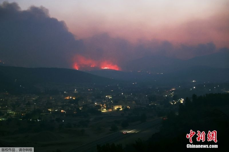 Χιλι?δε? ?νθρωποι απομακρ?νθηκαν?καθ?? πυρκαγι?? ξ?σπασαν γ?ρω απ? την ελληνικ? πρωτε?ουσα