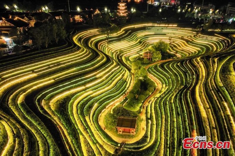 Αμ?τρητα φ?τα δε?χνουν την ομορφι? των αναβαθμ?δων στο Γκουιτζ?ου