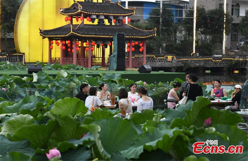 Απολαμβ?νοντα? χοτπ?τ δ?πλα στα νο?φαρα στο Τσονγκτσ?νγκ