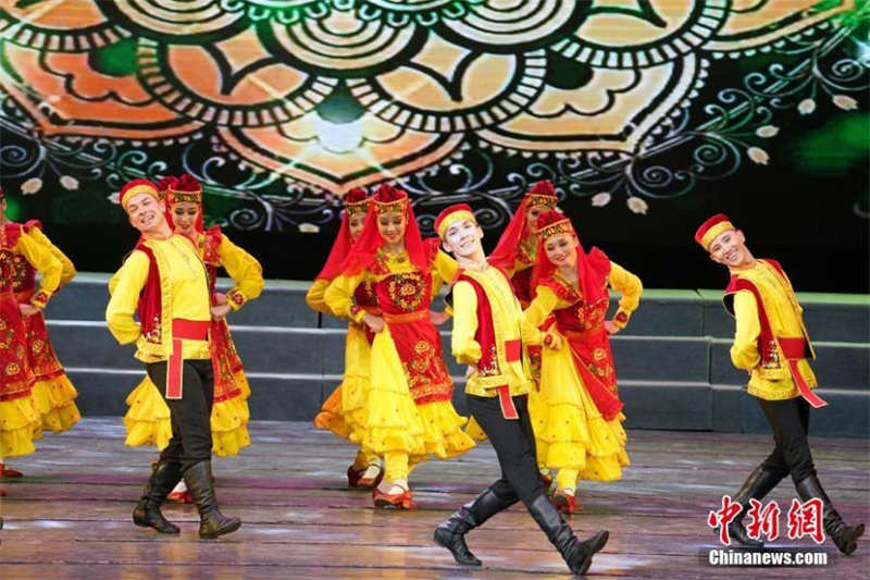 Διεθνε?? ομ?δε? χορο? στο Φεστιβ?λ του Σιντζι?νγκ