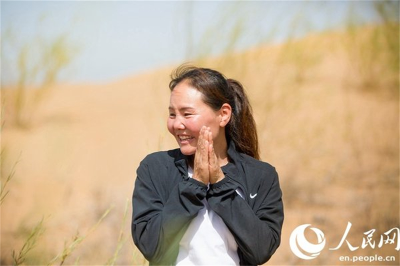 Η φωτογραφ?α δε?χνει την Οτγκονχου?ρ να περπατ? στην ?ρημο ?που το ?νειρ? τη? ?χει γ?νει πραγματικ?τητα τι? τελευτα?ε? τρει? δεκαετ?ε?, καθ?? οι προσπ?θειε? αναδ?σωση? υπ? την κυβ?ρνηση, με ενεργ? συμμετοχ? επιχειρ?σεων και κατο?κων, ?χουν σταματ?σει με επιτυχ?α την εξ?πλωση τη? ερημοπο?ηση? και τη? φτ?χεια?. [People's Daily Online/Tanja Herko]