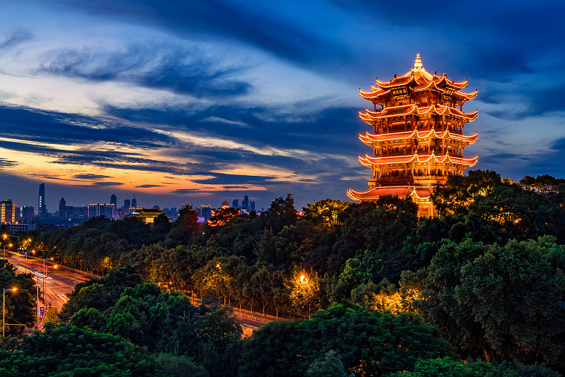 Φω? του Π?ργου του Κ?τρινου Γερανο? λ?μπει τον ουραν? π?νω απ? το Γουχ?ν