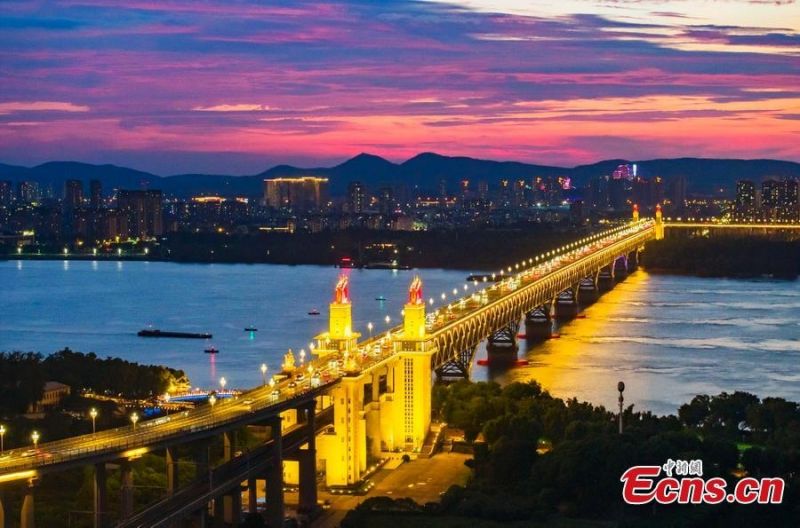 Νυχτεριν? ?ποψη τη? γ?φυρα? του ποταμο? Γιανγκτζ?